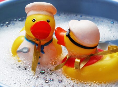 Brennt Baby Shampoo nicht, weil es die Augen betäubt?